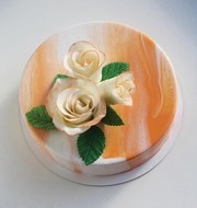 Торт с белыми шоколадными розами